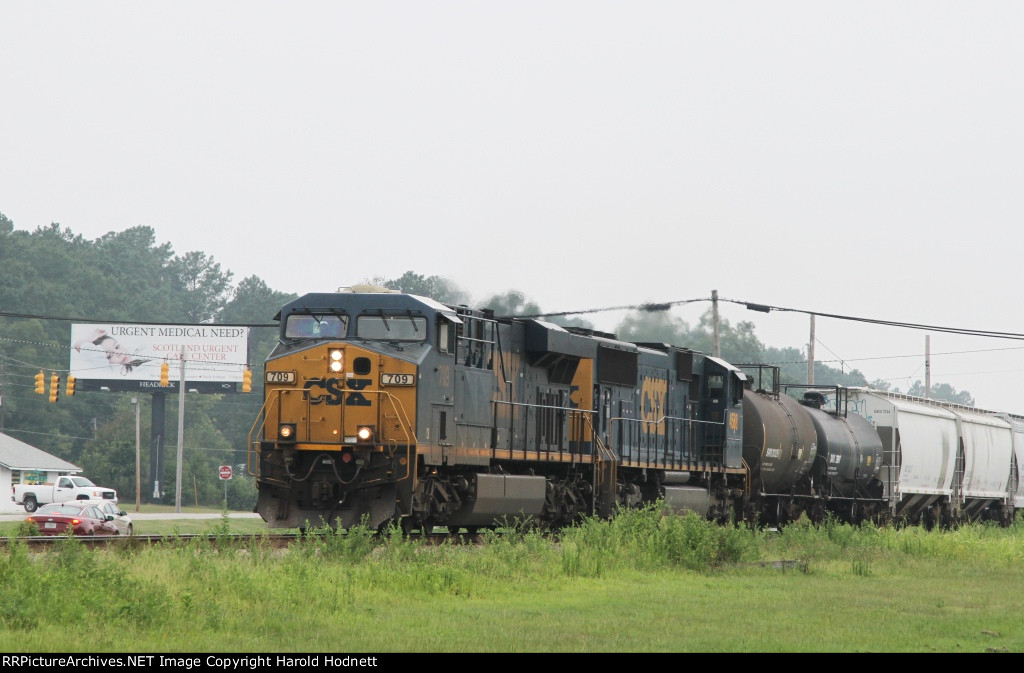 CSX 709 leads train Q438-05